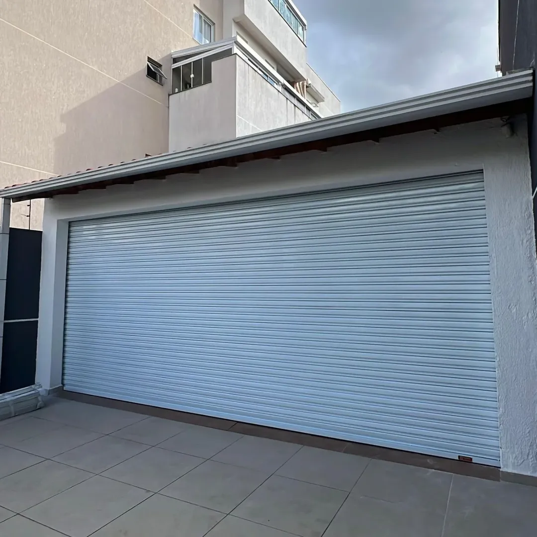 Porta automática de enrolar branca instalada em residência